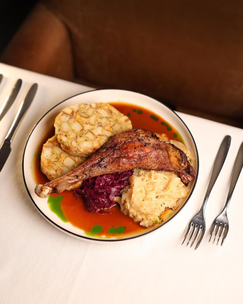 Od pátku 8.11. se můžete tešit na Svatomartinské husí menu.  Husí rilletes, pyré z dýně hokaido, malinový gel, ciabatta  Krém z pečeného celeru s husím trhaným masem, foaccia chips  Konfitované husí stehno, červené a bílé zelí, karlovarský knedlík se slaninou  Svatomartinská ořechová roláda. Jídla lze objednat samostatně.