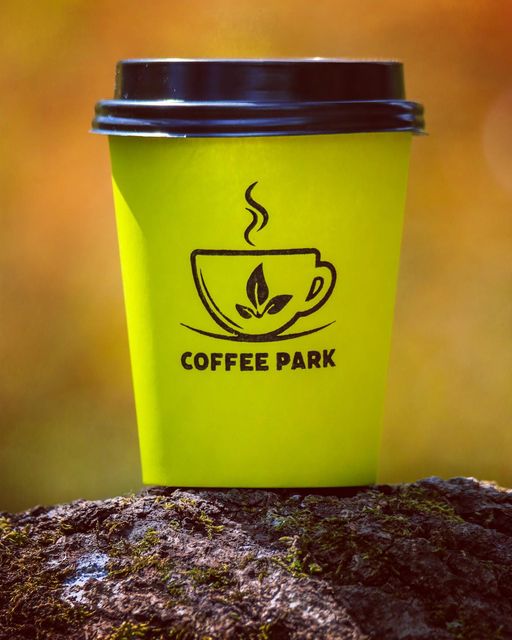 Ať je teplo nebo mráz, naši kávu si můžete vzít i sebou na procházka parkem který má na podzim své kouzlo