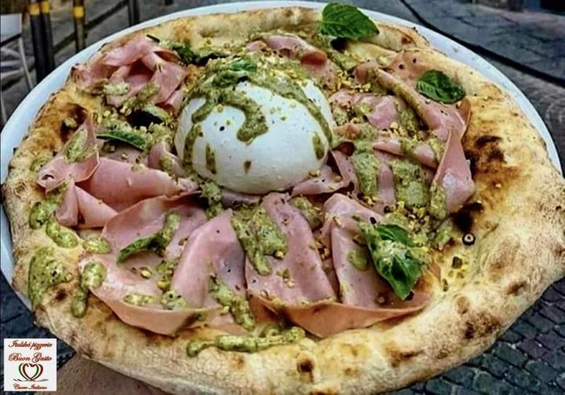 Vážení přátelé, gurmáni a návštěvníci restaurace Buon Gusto.  Vytvořili jsme zcela novou pizzu a rozhodli jsme se věnovat městu Olomouc. Budeme v rádi když ochutnáte naši novou a exkluzivní gurmánskou pizzu, která dostala název : Pizza Olomouc!