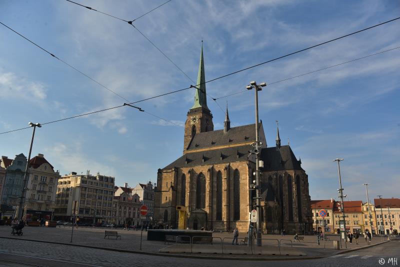 Dominantou nejen plzeňského náměstí je gotický trojlodní chrám, který se nachází na náměstí Republiky. Katedrála svatého Bartoloměje byla založena již kolem roku 1295, přesné datum zahájení stavby však není známé. V roce 1995 byla zařazena mezi národní kulturní památky.