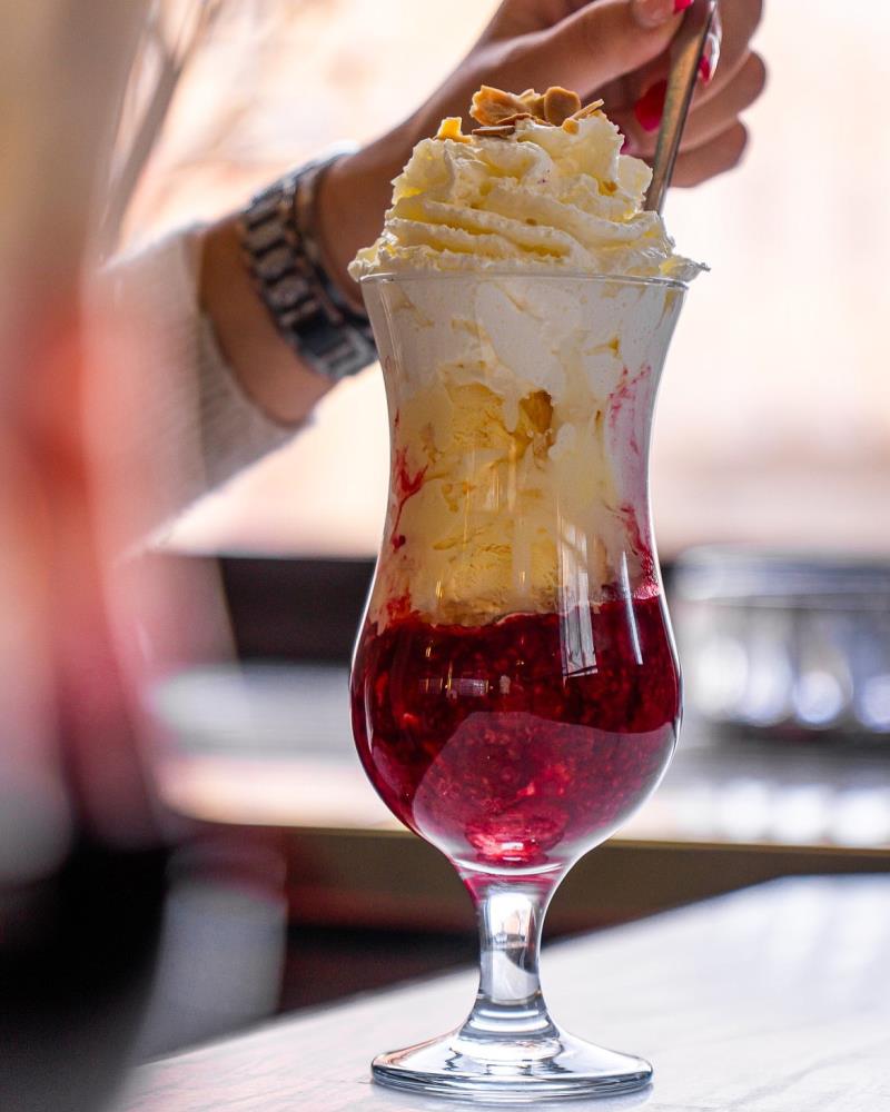 Naše horké maliny - klasika a největší oblíbenec mezi zmrzlinovými poháry!